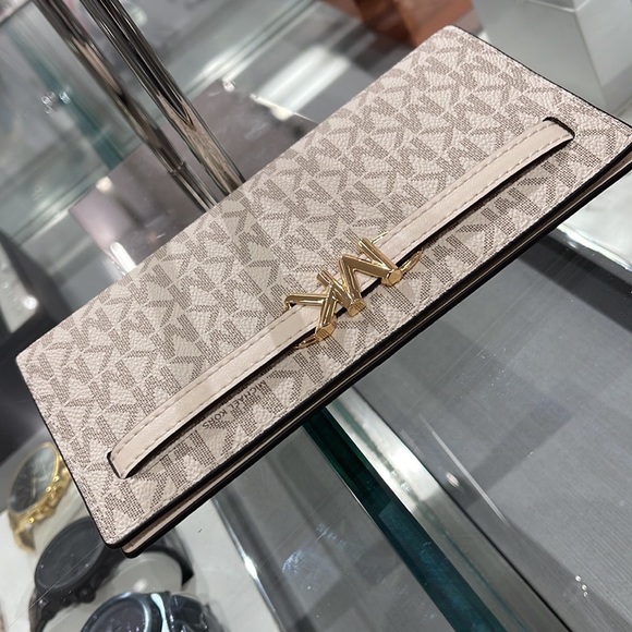 MICHAEL KORS
Reed Large Snap Signature Wallet
35S3G6RE3B
Lt Cream Multi
NWT - Picture 6 of 16